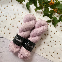 Cargar imagen en el visor de la galería, MERINO SOCK FINGERING TEJERITAS
