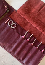 Cargar imagen en el visor de la galería, ESTUCHE ORGANIZADOR 100% CUERO
