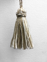 Cargar imagen en el visor de la galería, BORLA LLAVERO CAÑAMO
