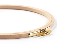 Cargar imagen en el visor de la galería, BASTIDOR BORDADO HAYA, TORNILLO AJUSTABLE 13 CM
